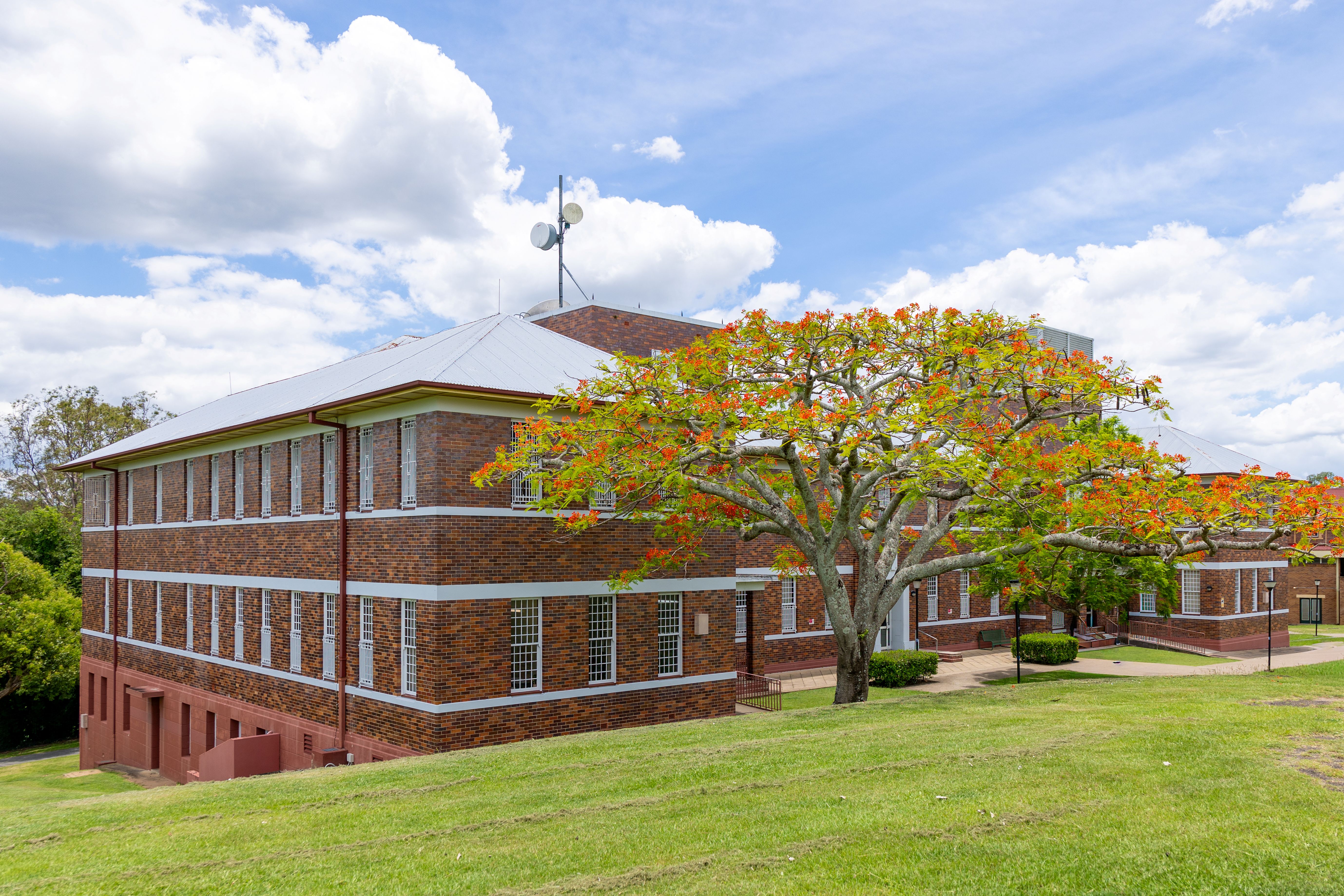 Side building